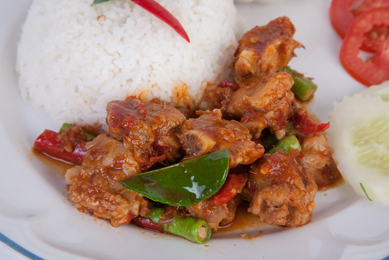 ผัดเผ็ดกระดูกหมู