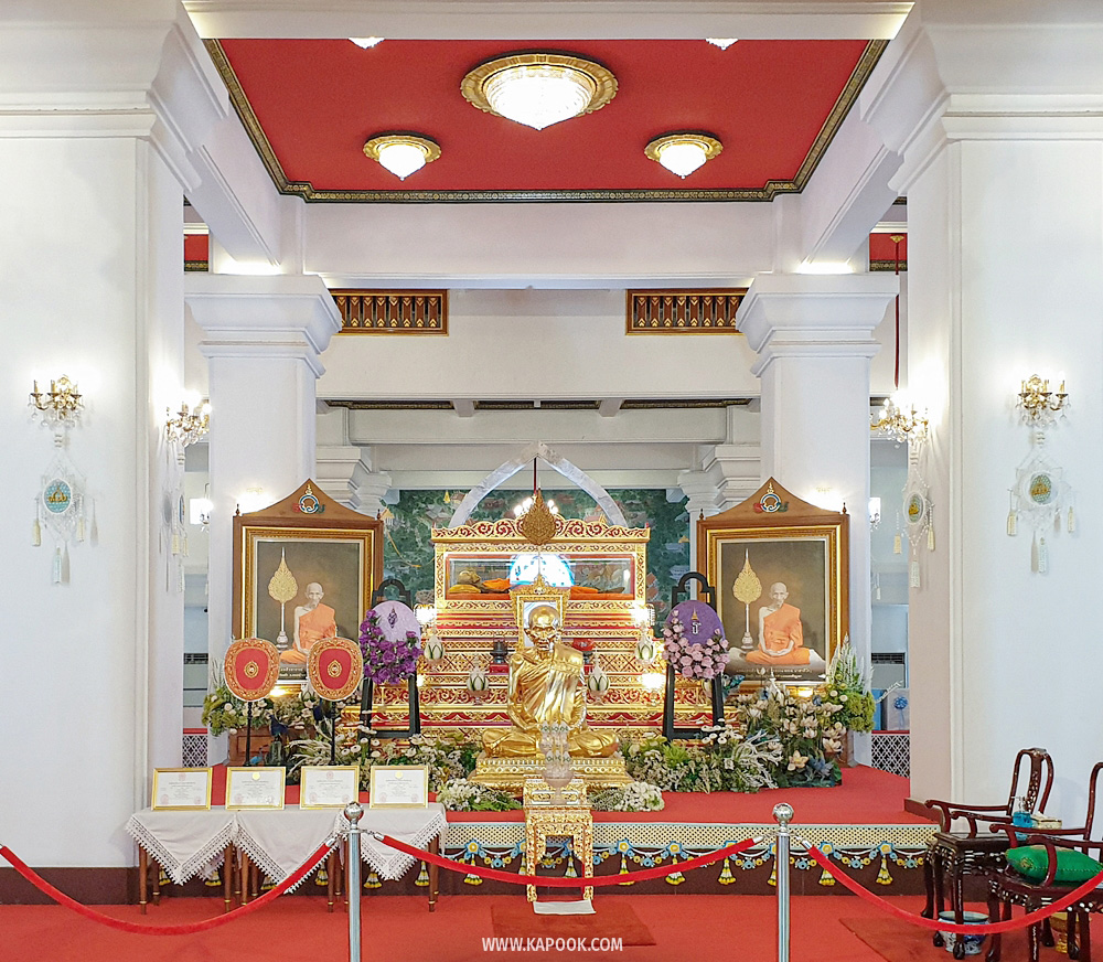สรีรสังขารมาบรรจุใส่โลงแก้วของหลวงพ่อรวย