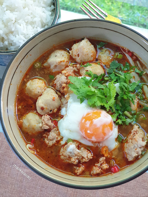 เกาเหลาหมูสับต้มยำ น้ำซุปรสแซ่บเครื่องแน่นเอาใจคนไม่กินเส้น