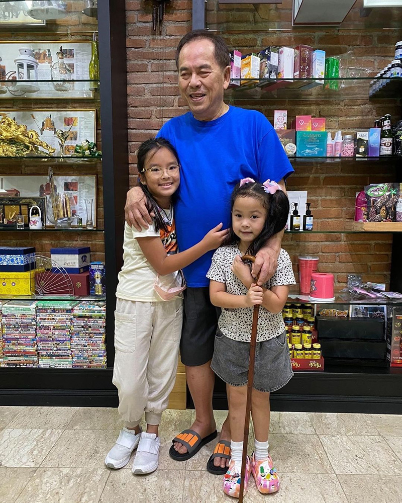 ปู่ไพวงษ์ เตชะณรงค์ อยู่กับหลาน ๆ พร้อม น้องปีใหม่