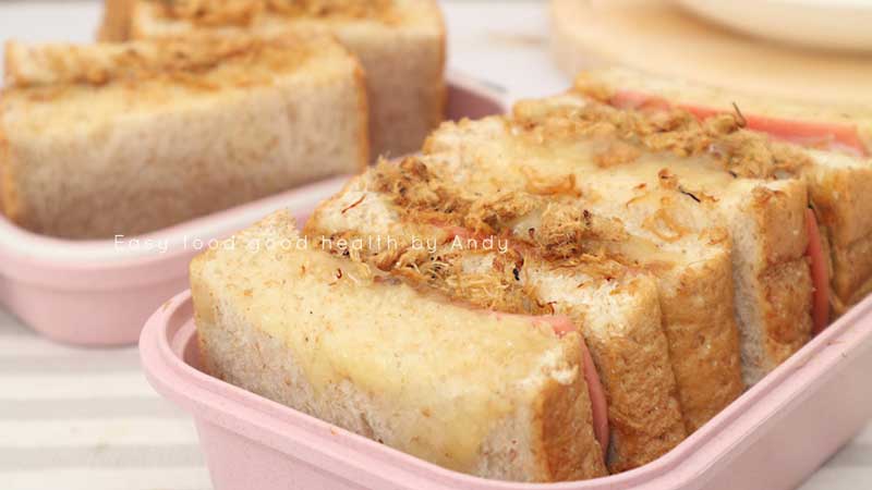 แซนด์วิชหมูหย็องน้ำสลัด