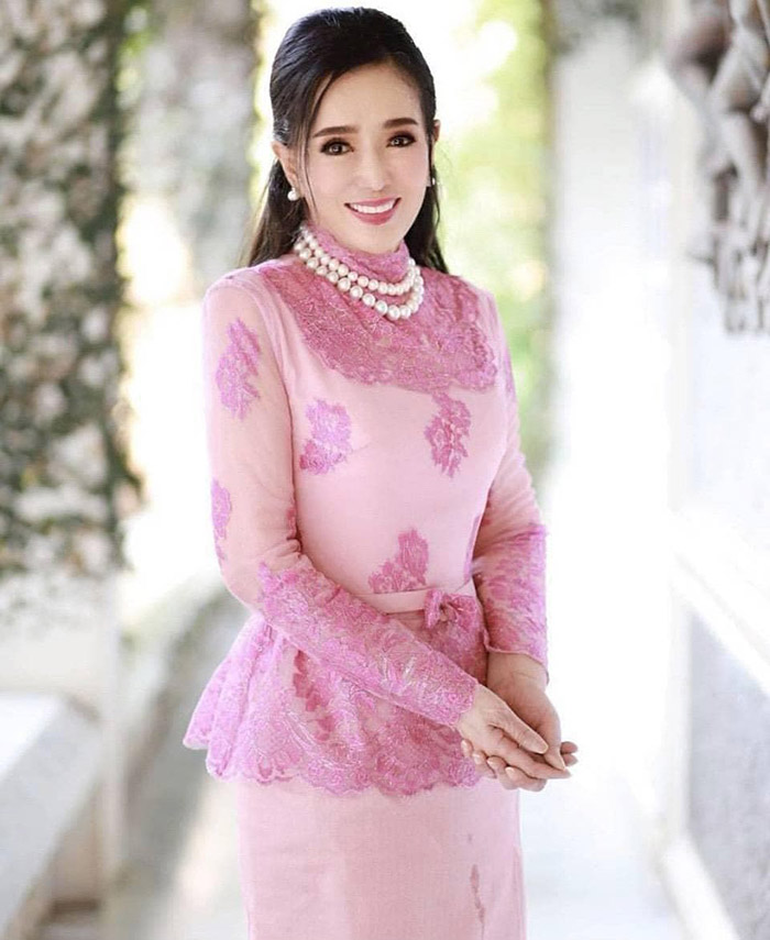 อาภัสรา หงสกุล