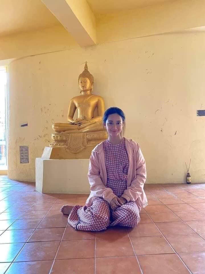 ถ่ายรูปกับพระพุทธรูป